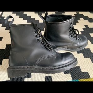 DR Martens 1460 MONO SMOOTH LEATHER LACE UP BOOTS